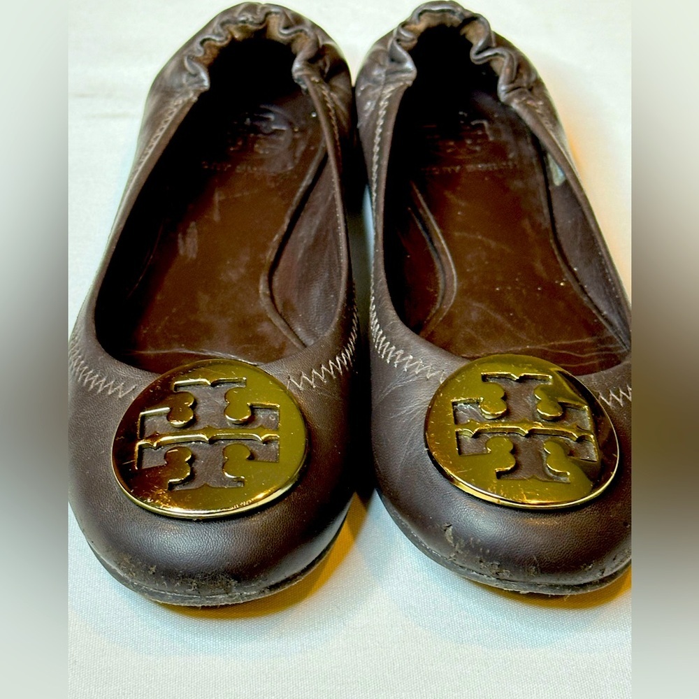 Tory burch brown flats with gold logo.